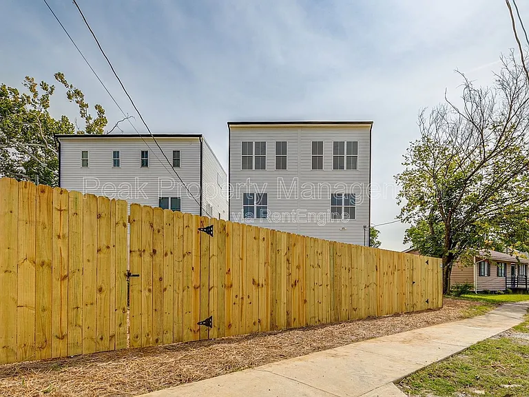 3204 Delaware Ave — Photo 39