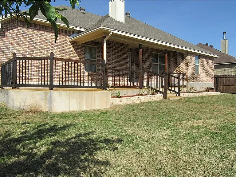 4 bed, 1718 sqft, $2,500 — Photo 4