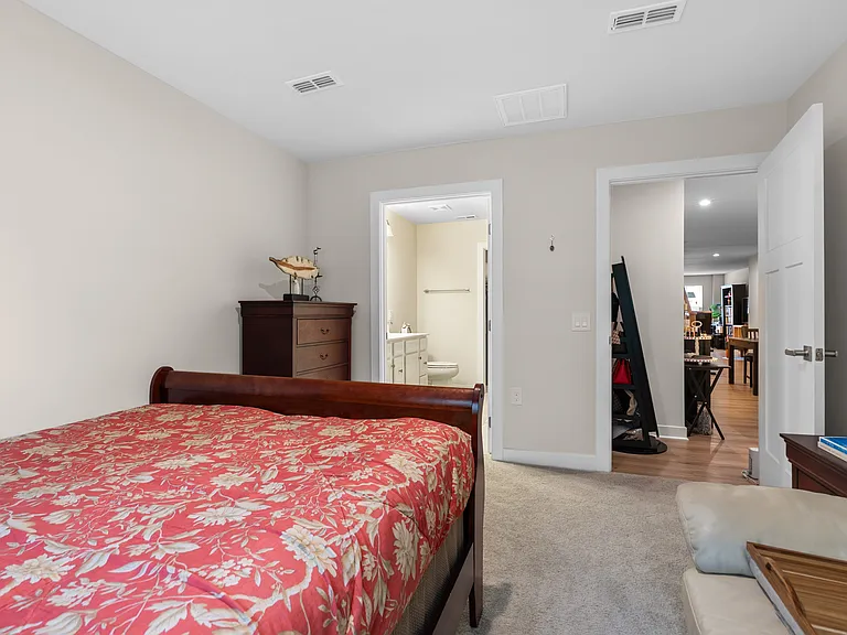913 Leyburn Ln — Photo 25