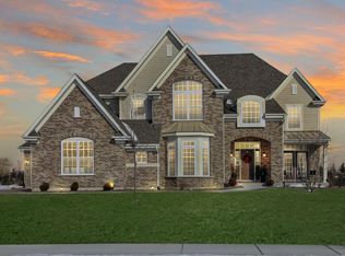 215 Merry Oaks Dr, Sycamore, IL 60178