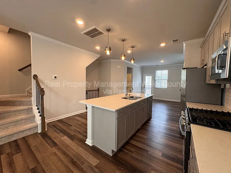 410 Odham Ln — Photo 3