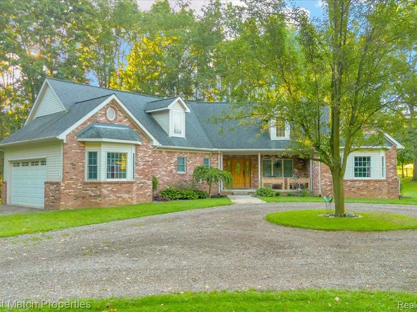 3225 S Duck Lake Rd, Highland, MI 48356