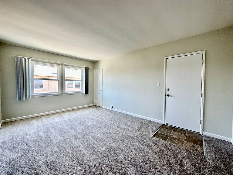 4464 Illinois St — Photo 4