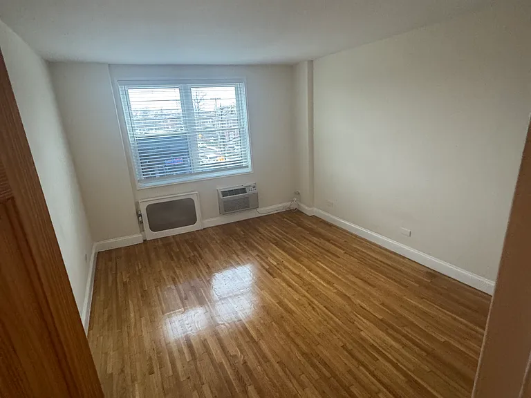 1144 Lydig Ave #3F — Photo 4