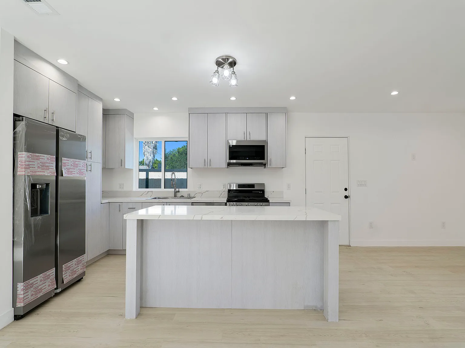 3 bed, 1200 sqft, $3,500 — Photo 2