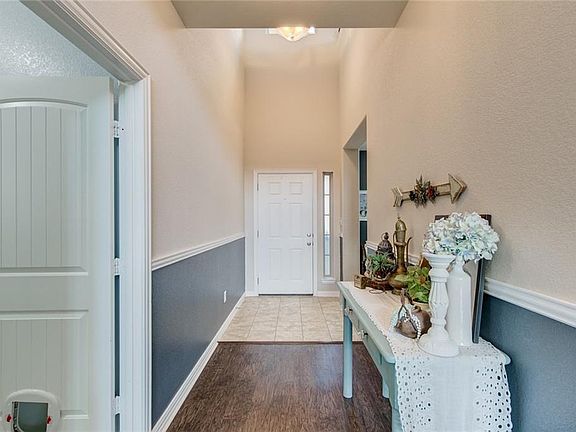 3rd image of 2927 Greenway Dr