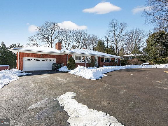 3rd image of 289 W Chestnut Hill Rd