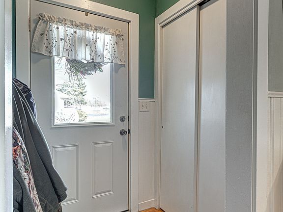3rd image of 46 Hawthorne Ln