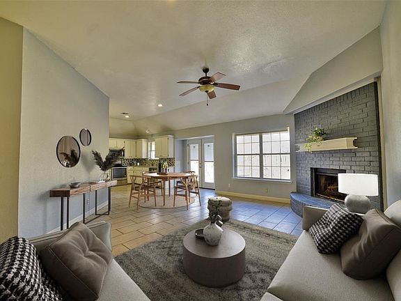 4th image of 923 Castle Rd