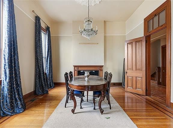 5th image of 912 Constantinople St