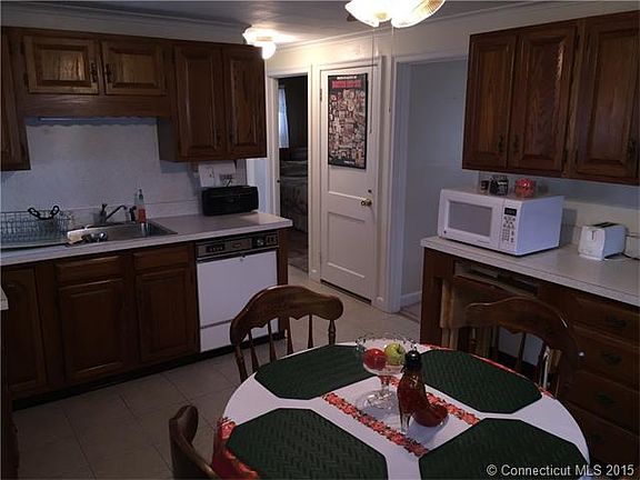 EAT-IN KICHEN. TILE FLOOR.