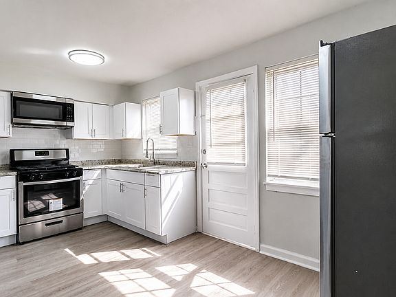 2nd image of 126 Yorke St