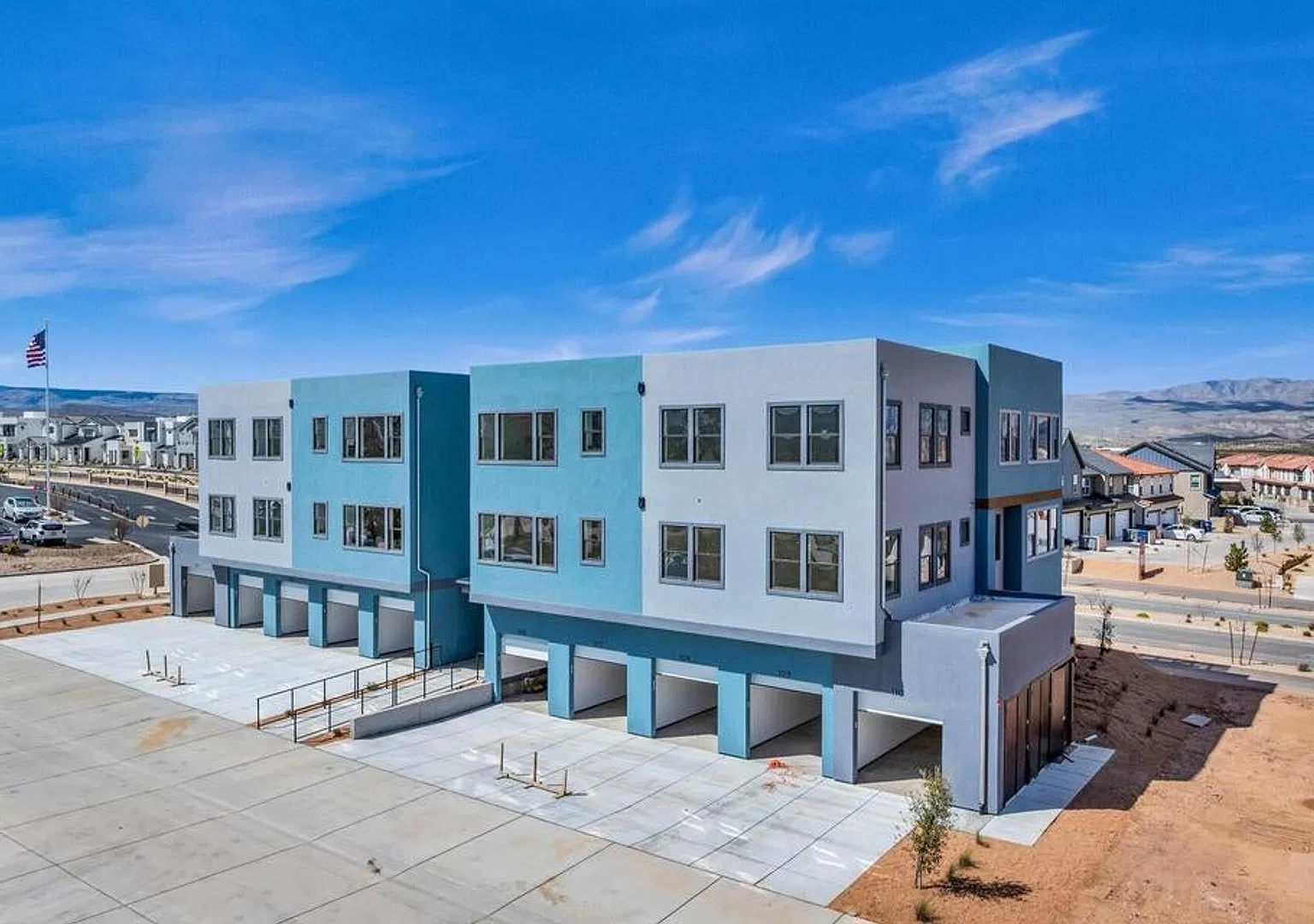Desert Color 2 Bedroom Condo with Attached Garage. 6 Month Lease! — Photo 1