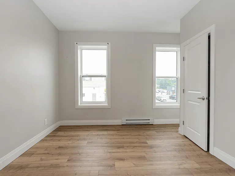 523 Bay St — Photo 10