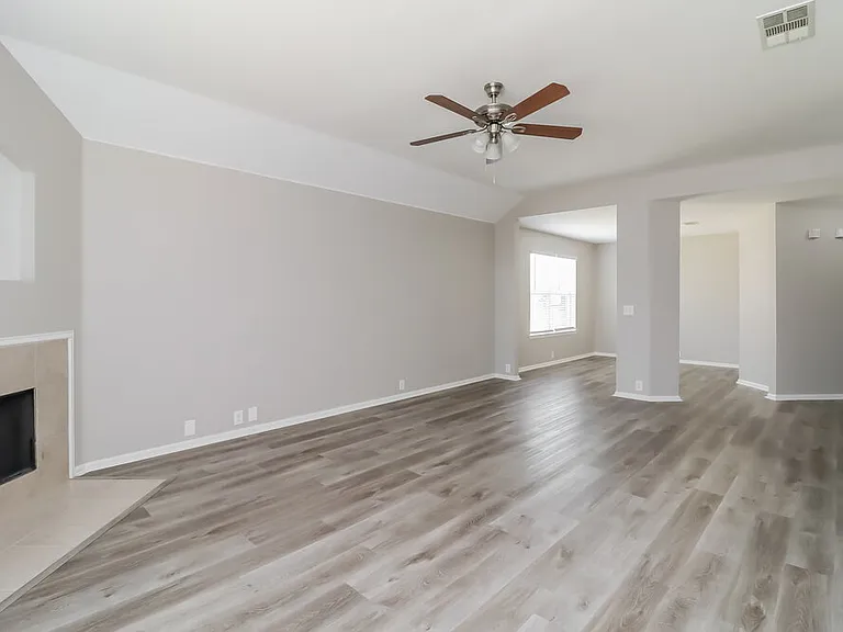 718 Reindeer Dr — Photo 3
