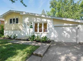 712 N Fairview Ave, Mount Prospect, IL 60056