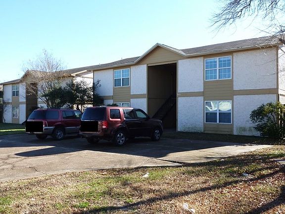2nd image of 805 Oran Cir APT C