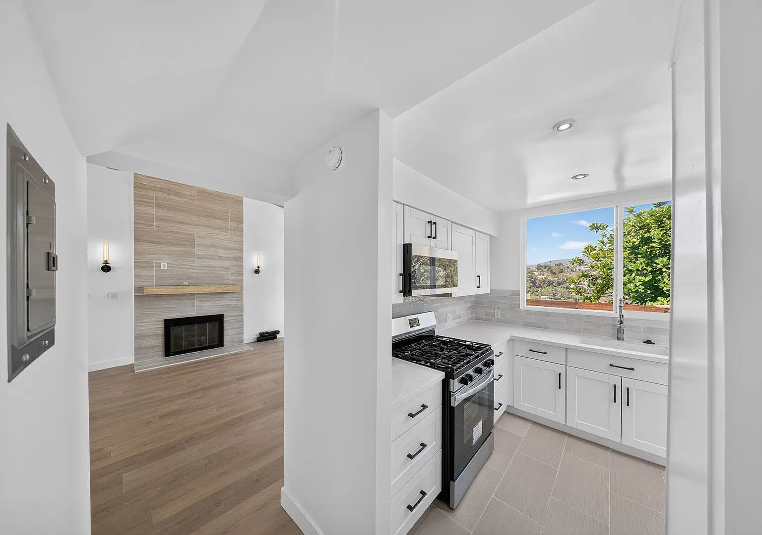 17050 Sunset Blvd — Photo 1