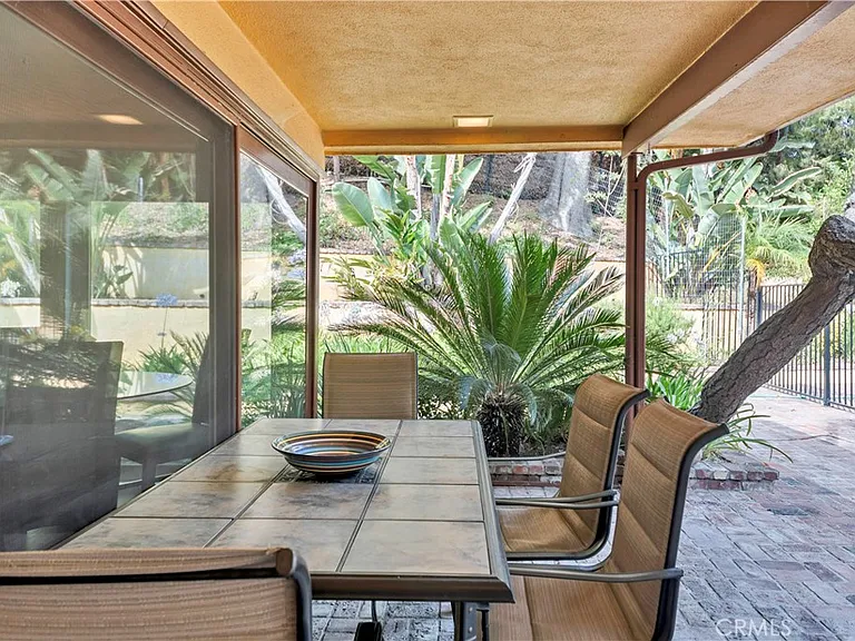 2500 Benedict Canyon Dr — Photo 22