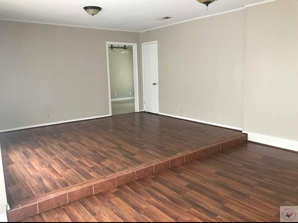 1st image of 8 Lynda Ave
