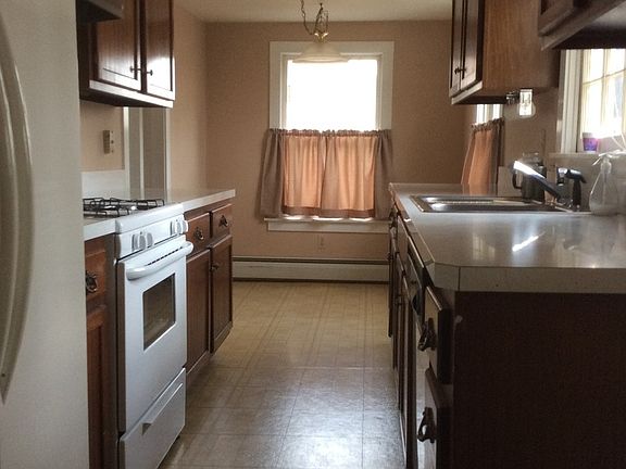 4th image of 242 S Batavia Ave