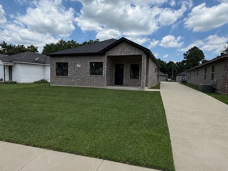 1312 W Monroe Ave — Photo 1