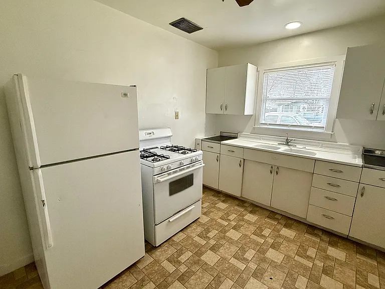 462 S Shasta St — Photo 5