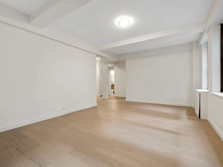 340 E 52nd St #6H — Photo 2
