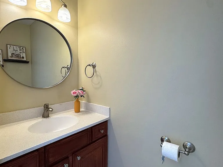1142 Greensfield Dr — Photo 9