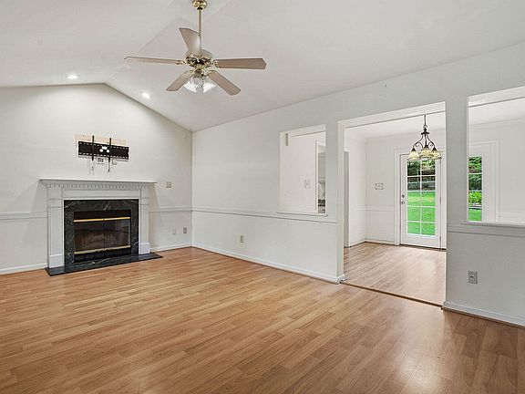 4th image of 1025 Stonewater Dr