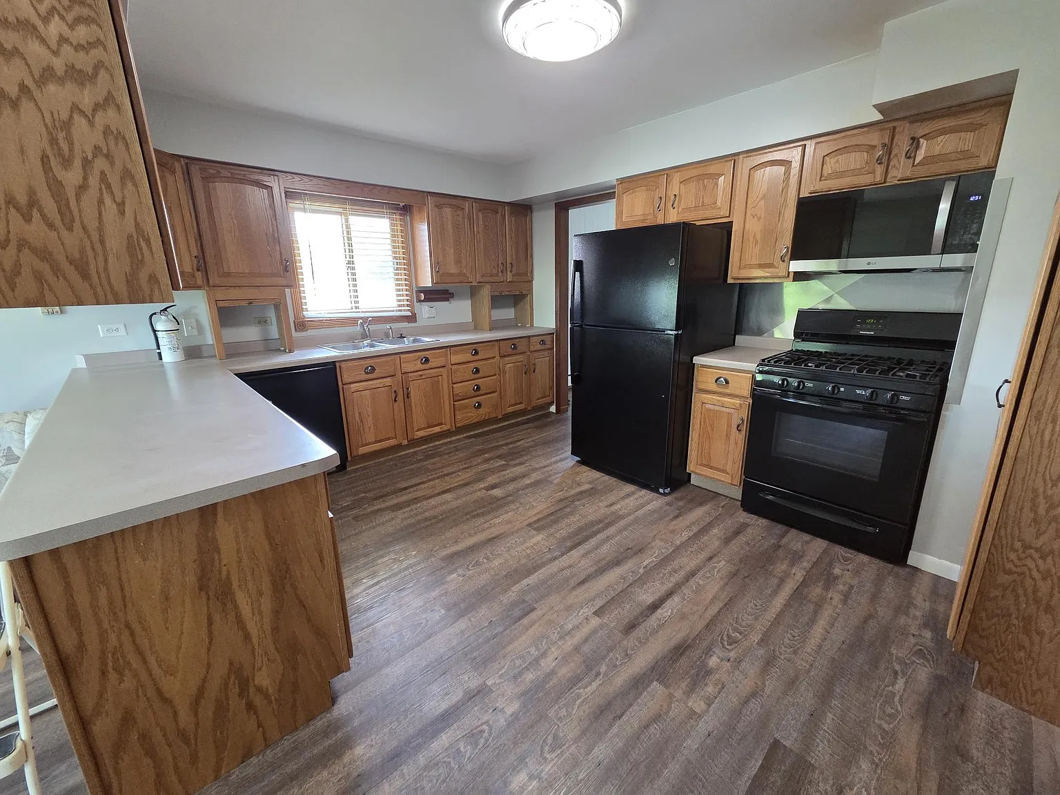 5 bed, 2.5 bath, 2500 sqft, $3,375 — Photo 2