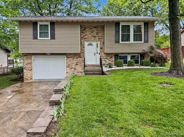 220 Glenlake Dr, Glen Carbon, IL 62034