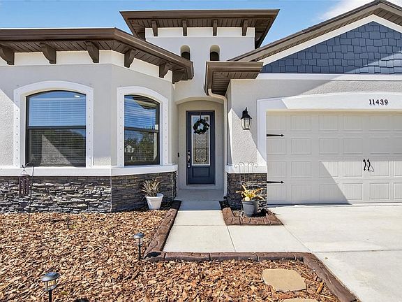 3rd image of 11439 Crowne Pointe St