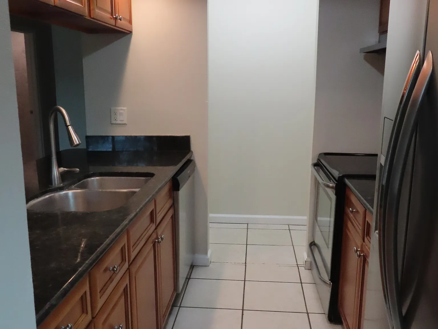 3 bed, 1060 sqft, $2,200 — Photo 4
