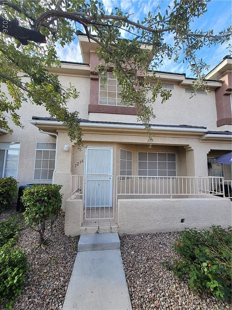 3 bed, 2.5 bath, 1320 sqft, $1,600 — Photo 2