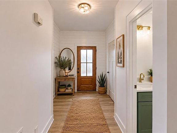 3rd image of 108 Sprucewood Ct