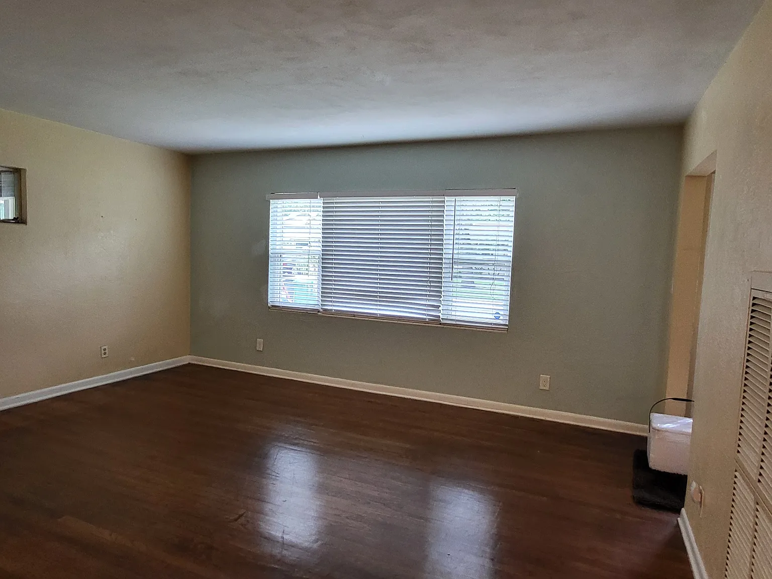 3 bed, 1342 sqft, $2,200 — Photo 2