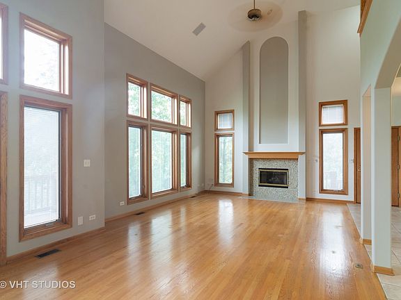 3rd image of 922 W Chesterfield Ct
