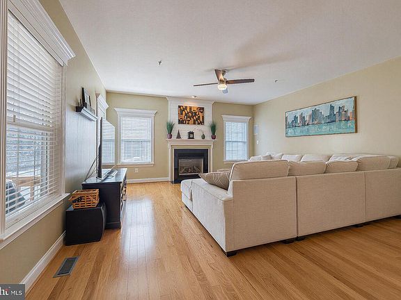 5th image of 43618 Albatross St