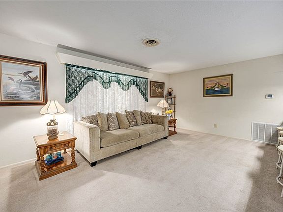 5th image of 620 W Nelson Ave