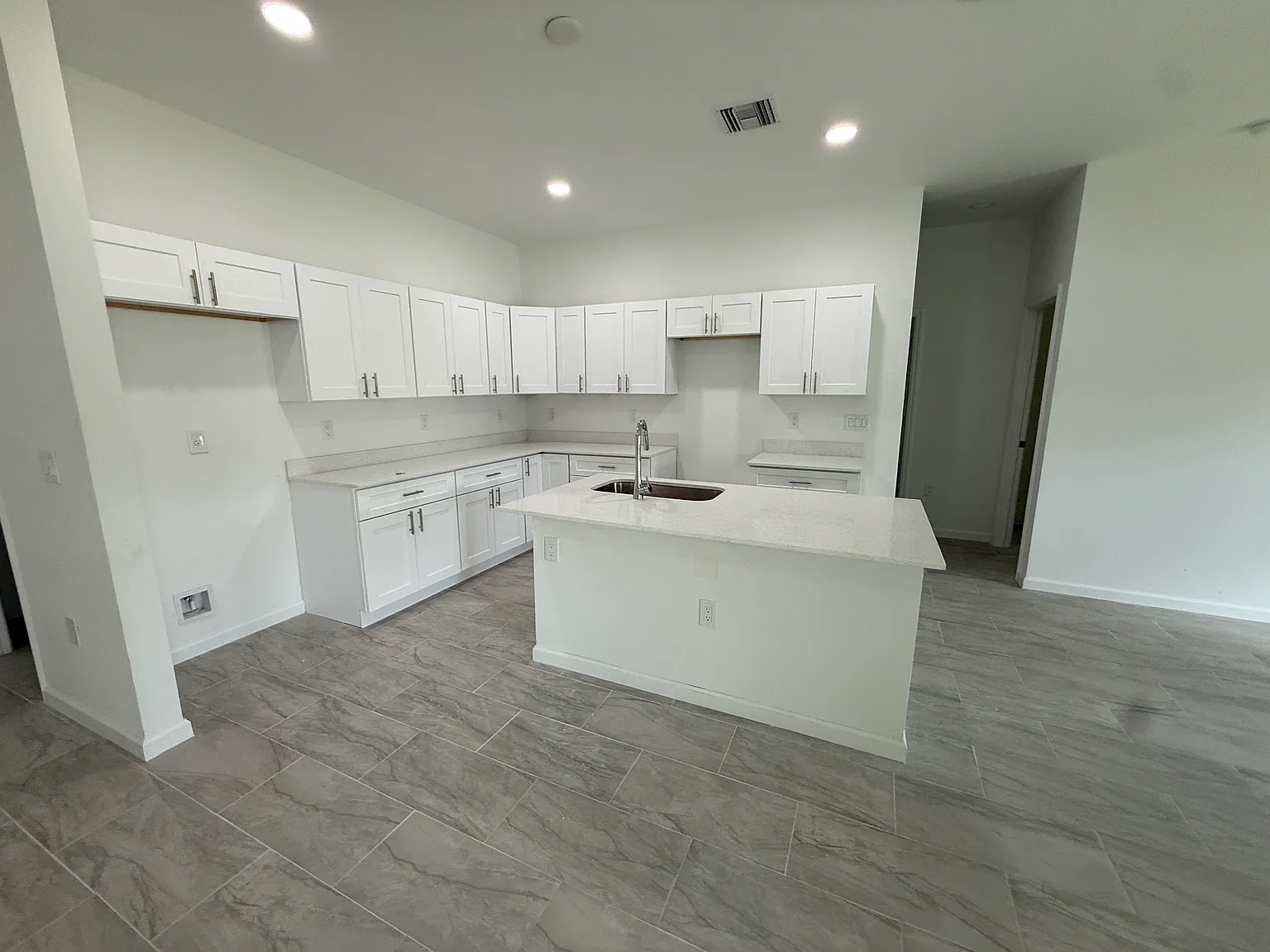 3 bed, 1600 sqft, $2,050 — Photo 4