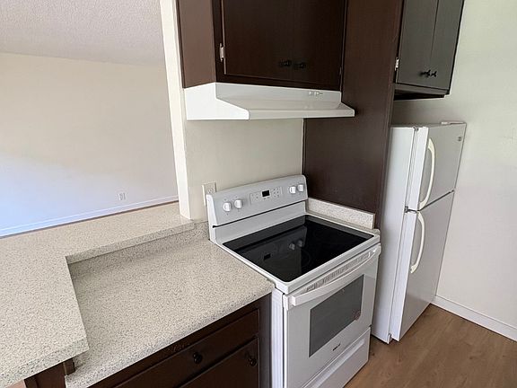 3rd image of 815 Loma Ave #6