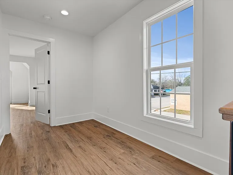 501 W Cheves St E — Photo 16