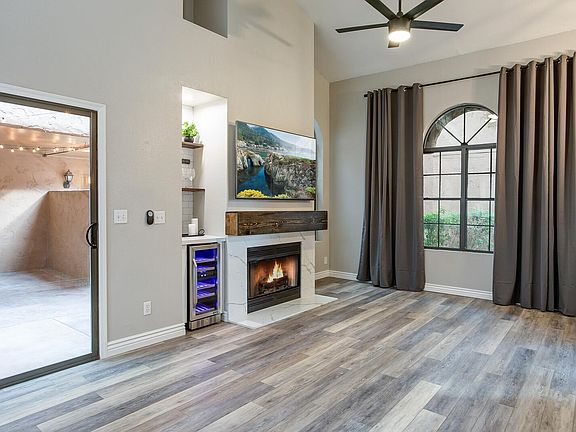Light and bright open-concept townhome!