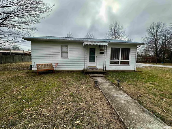 109 W Hull St, Mc Leansboro, IL 62859