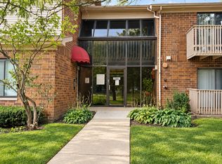 33661 N Royal Oak Ln APT 105, Grayslake, IL 60030