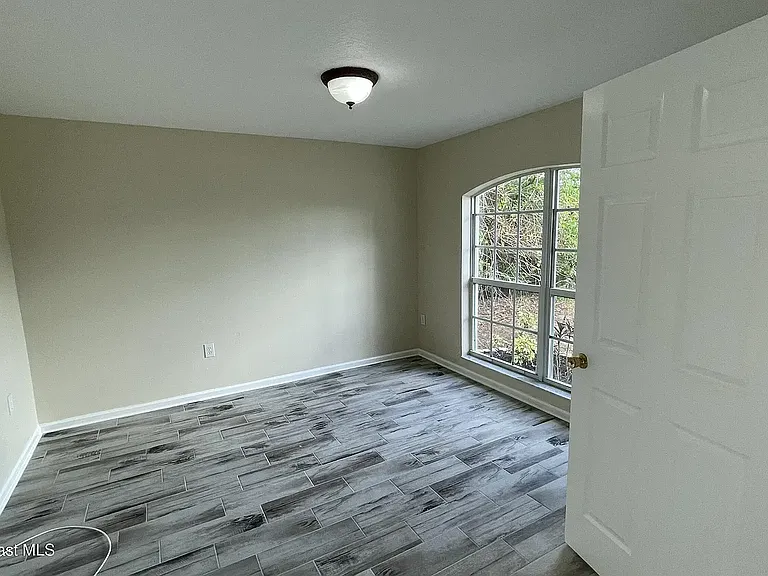 415 Oakmon Rd SW #B — Photo 2