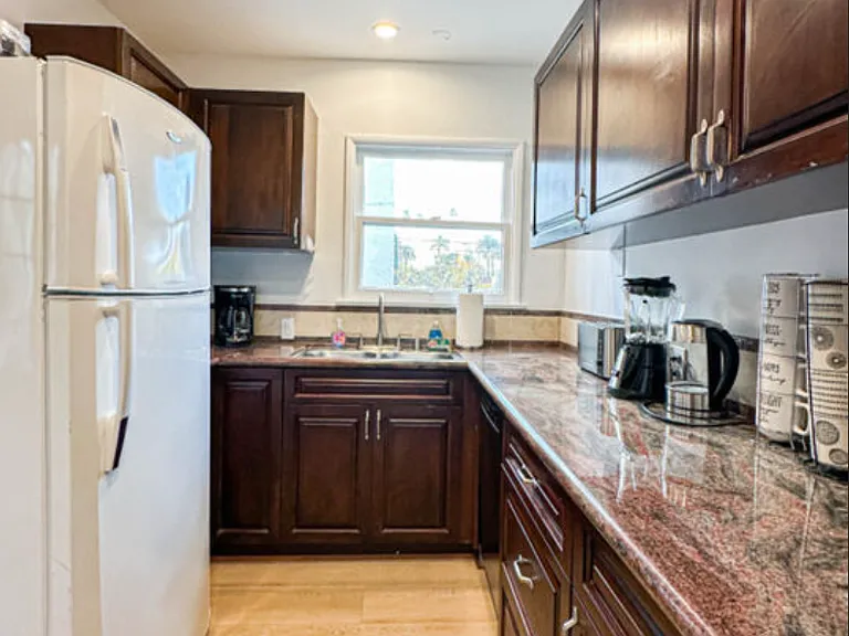 239 S Doheny Dr — Photo 8