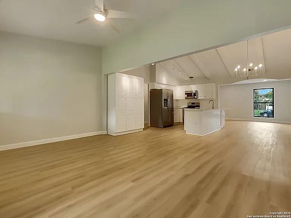4th image of 1725 Searcy Dr #1007
