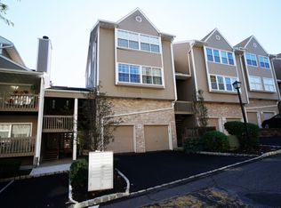 527 Windsor Dr UNIT 527, Palisades Park, NJ 07650
